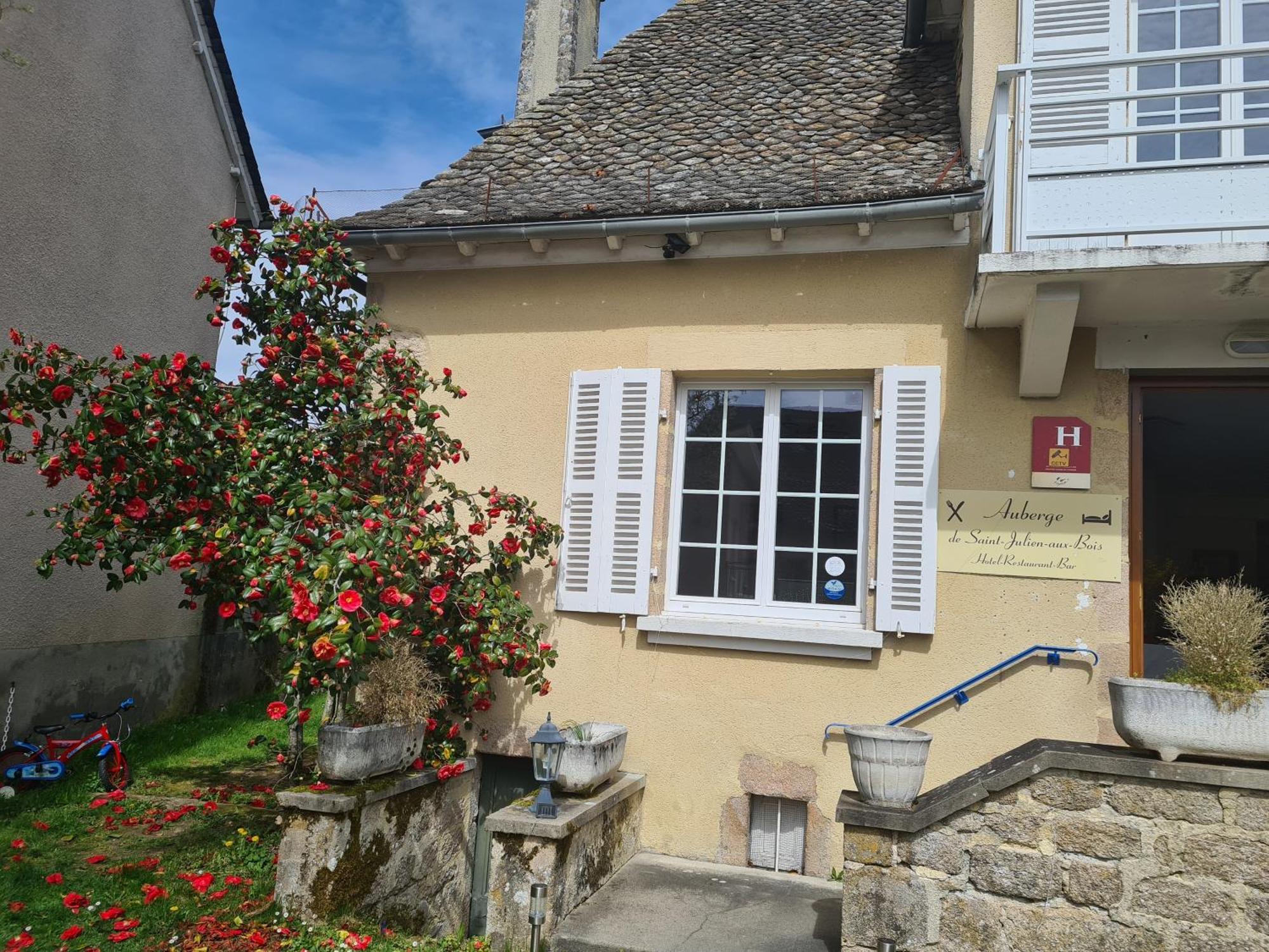 Hotel Saint Julien Aux Bois Exterior photo